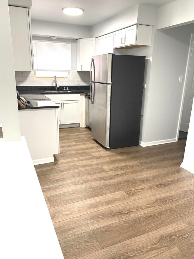 Foto del edificio - 4039 W 119th St