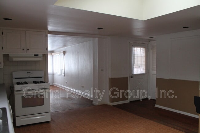 Building Photo - 880 Ferndale St