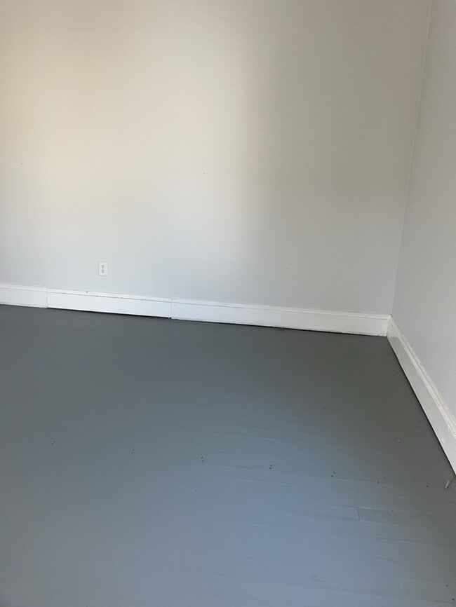 Building Photo - 2 Bedroom 1 bathroom