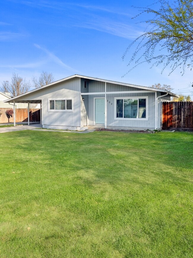 Building Photo - 202 W Lynn Ave