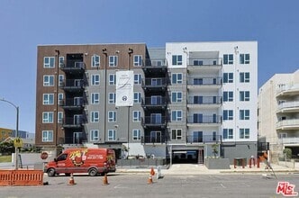 Building Photo - 1037 Dewey Ave