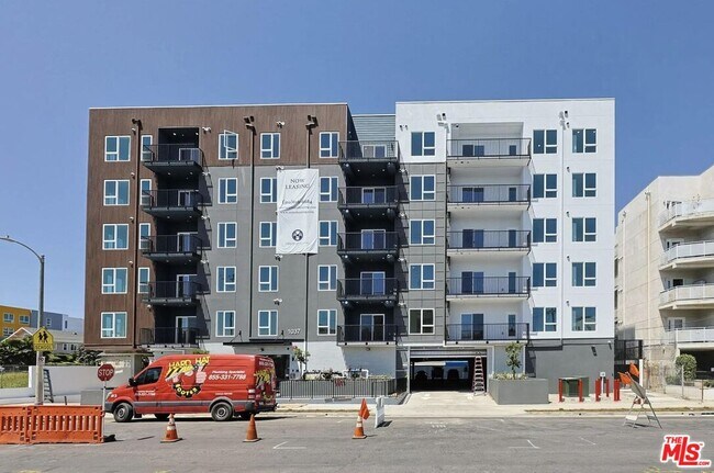 Building Photo - 1037 Dewey Ave