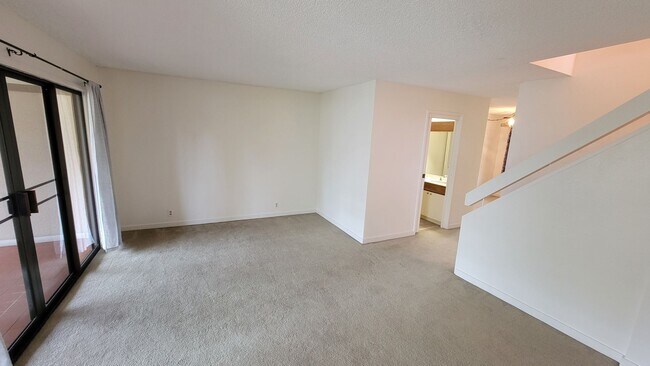 Foto del edificio - Large 2 bedroom 2.5 bath Townhouse in the ...