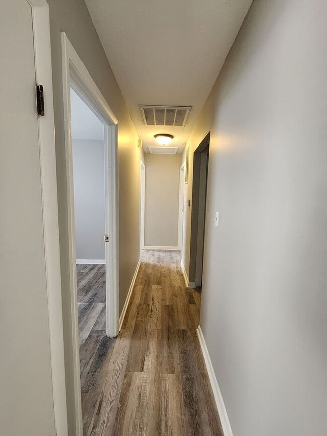 Building Photo - cozy home offers 3 bedrooms, 1 bathroom