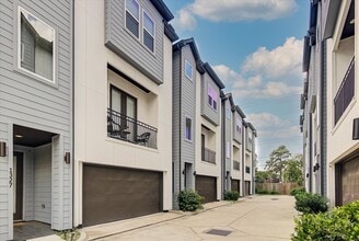 Building Photo - 1329 Buescher Dr