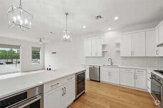 Building Photo - 2222 Moser Ave