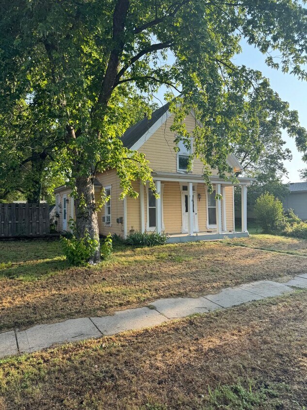 Primary Photo - $795 - 2 bed 1 bath - Single Family Home