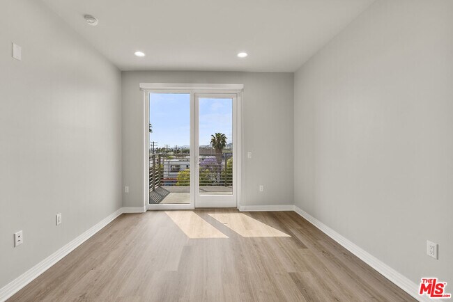 Foto del edificio - 7428 Santa Monica Blvd