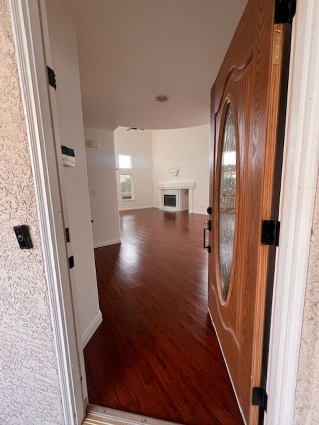 Foto principal - Beautiful 3 bedroom, 2.5 bathroom Rocklin ...