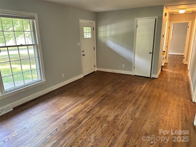 Foto del edificio - 1425 Woodhill Ln