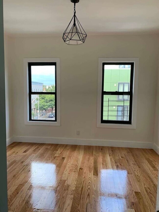 Building Photo - 304 Evergreen Ave