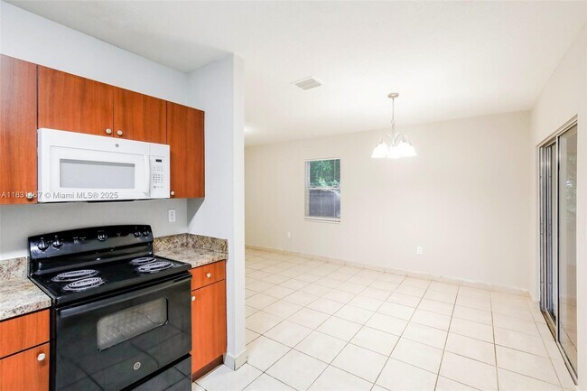 Foto del edificio - 325 NW 190th St