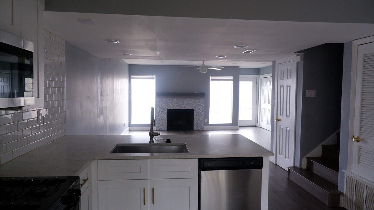Primary Photo - 6400 Chimney Creek Cir
