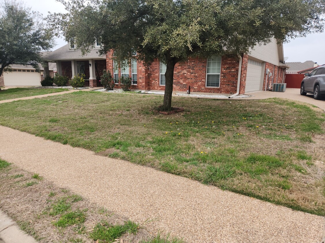 Primary Photo - 427 S Cedar Ridge Cir