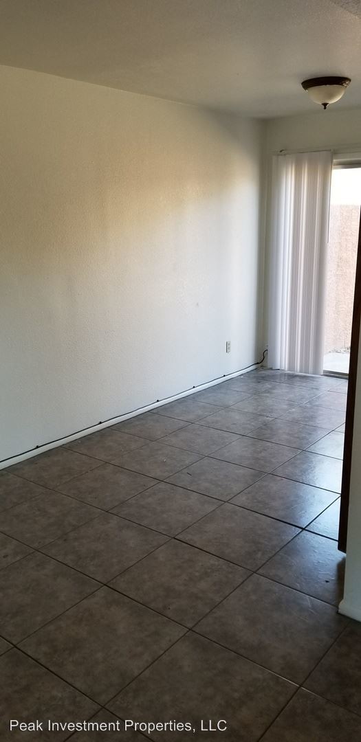Foto del edificio - 1641 E Grovers Ave