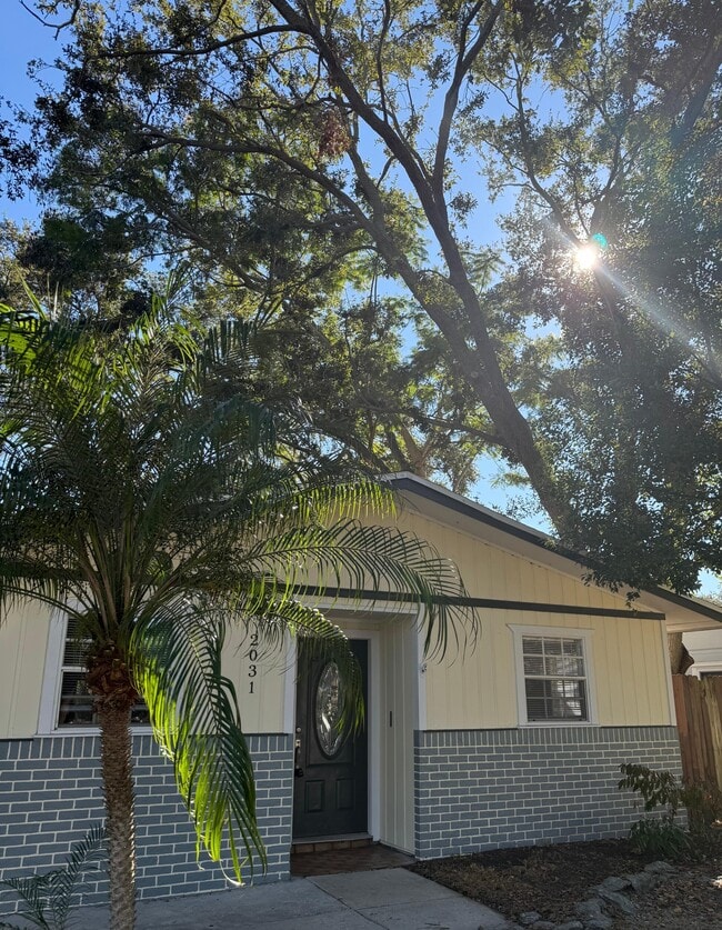 Building Photo - 2031 Charter Oaks Dr