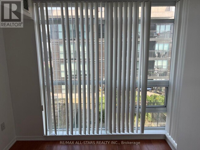 Photo du bâtiment - 830-1830 Lawrence Ave W