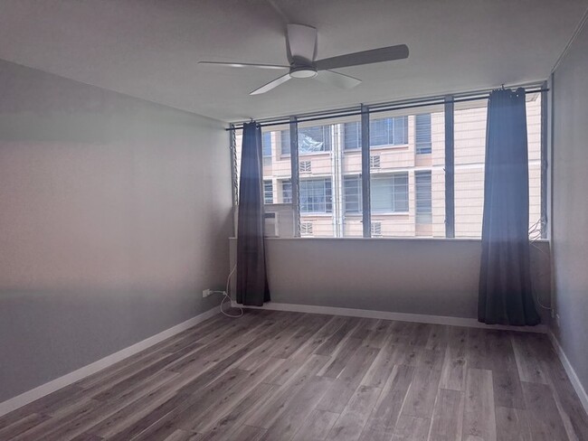 Building Photo - Renovated Studio 10 minutes from Waikiki B...