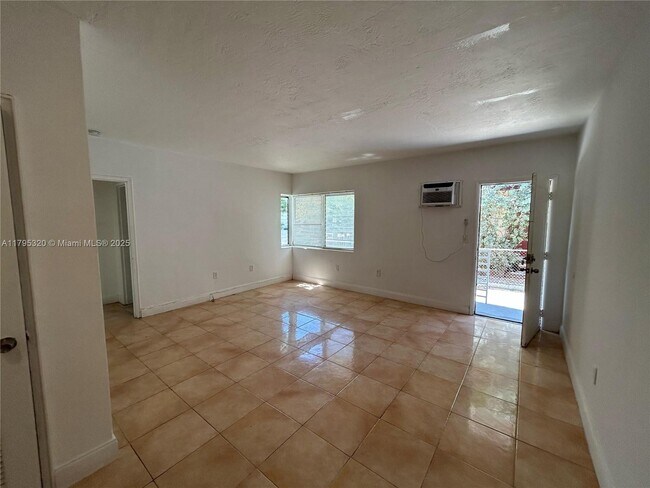 Foto del edificio - 8321 Crespi Blvd