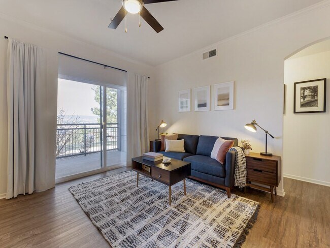 Sala de estar grande en Echo Ridge - Echo Ridge Apartments