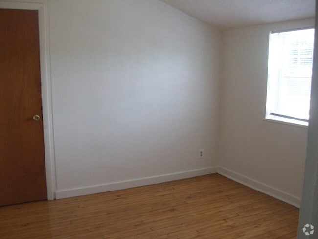 Bedroom - Evergreen Town House Apartments