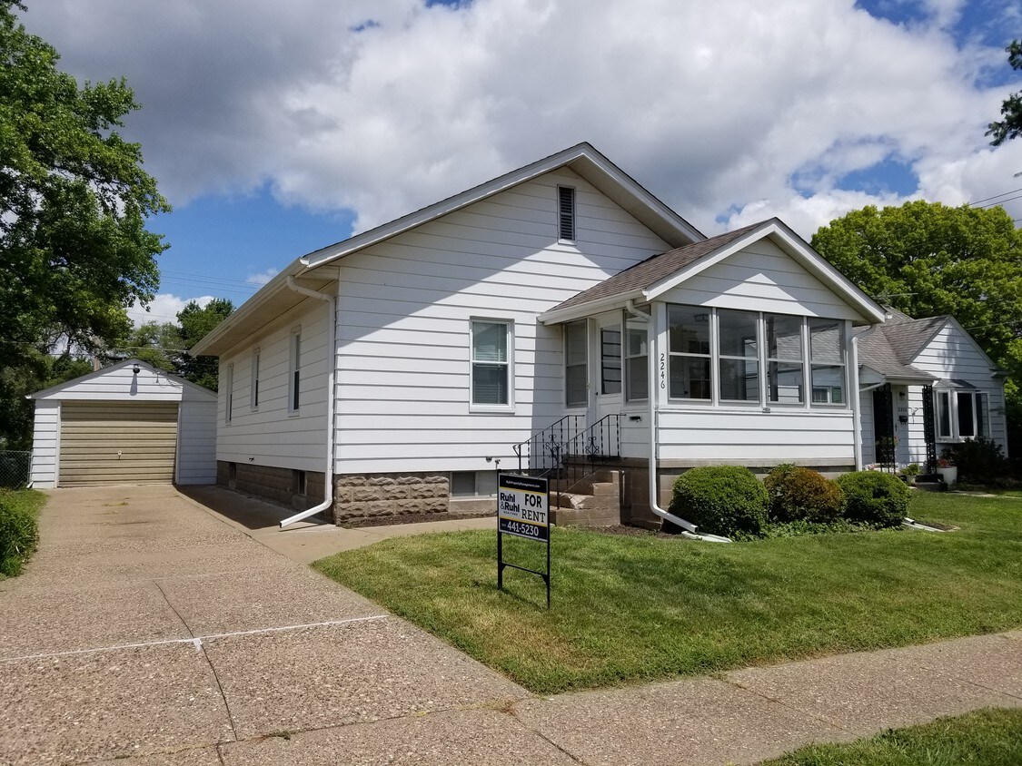 2246 Bellevue Ave, Bettendorf, IA 52722 House for Rent in Bettendorf