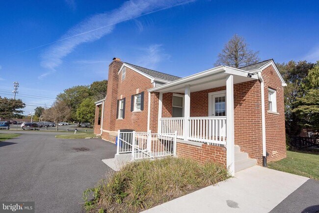 Foto del edificio - 21411 Montgomery Ave