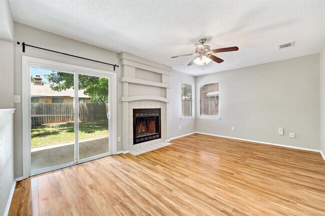 Building Photo - 2102 Bluebonnet Dr