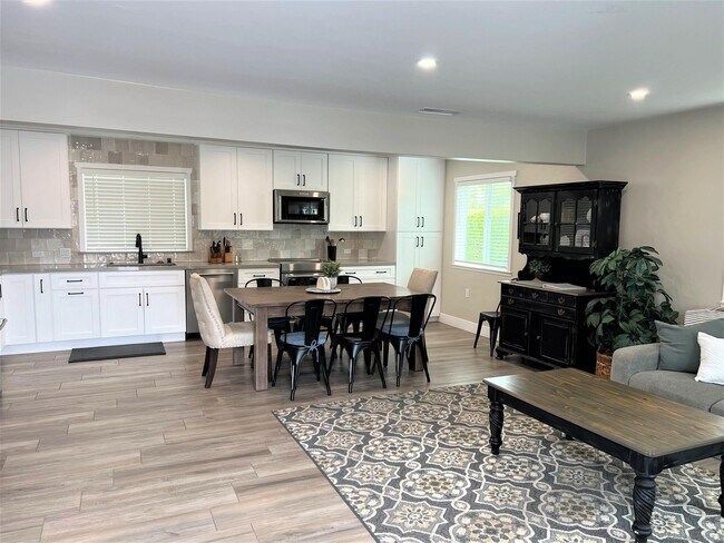 Building Photo - 605 Bonair Way