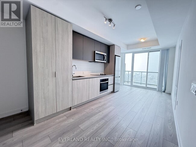 Photo du bâtiment - 5858 Yonge St