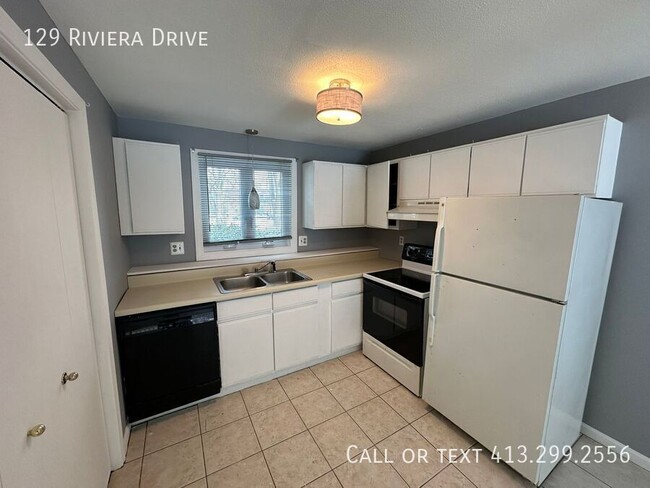 Foto del edificio - Charming 2-Bedroom in Agawam – Modern Comf...