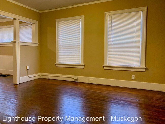 Building Photo - 39 Iona Ave