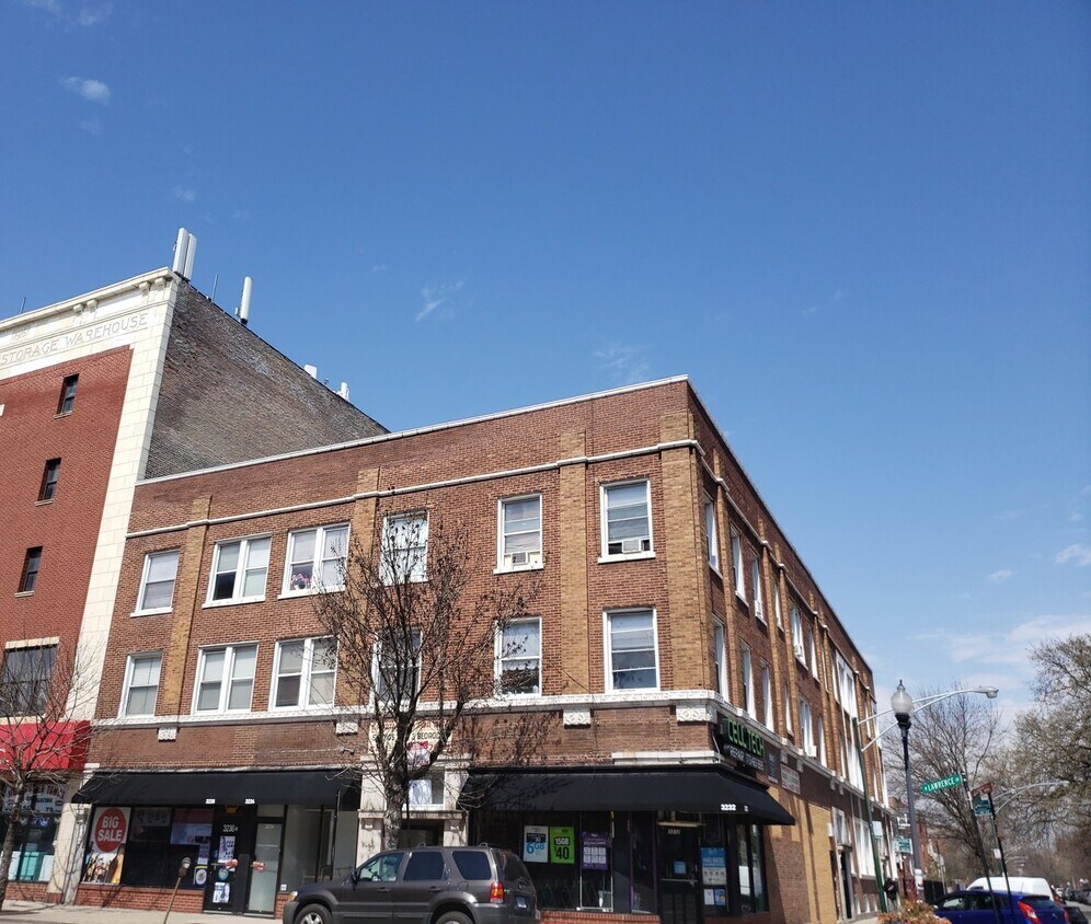 Foto principal - 3232 W Lawrence Ave