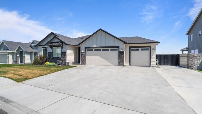 Building Photo - Move-In Ready West Richland Rental – 3-Car Garage, Fenced Yard, Hot Tub Included