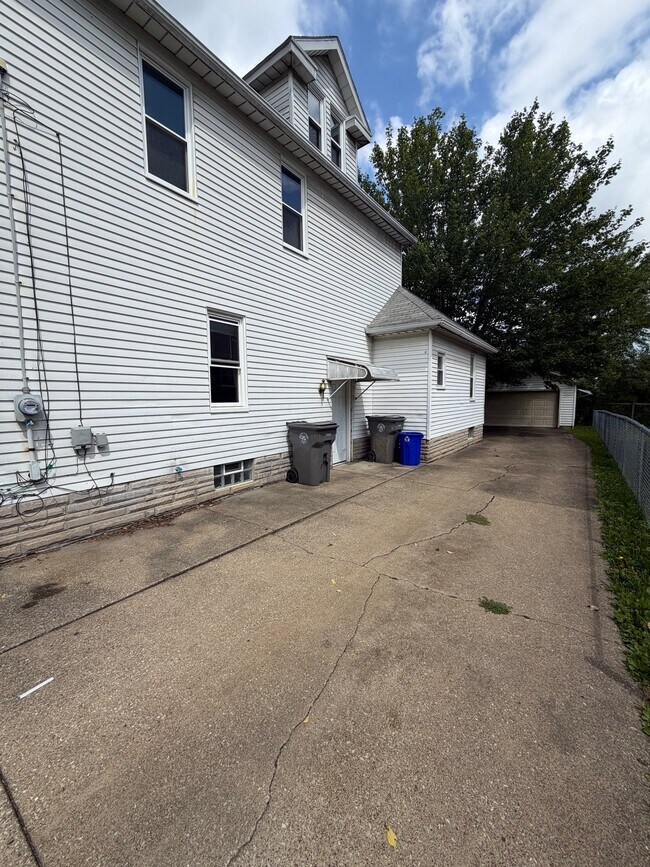 Building Photo - 1742 Midland Ave