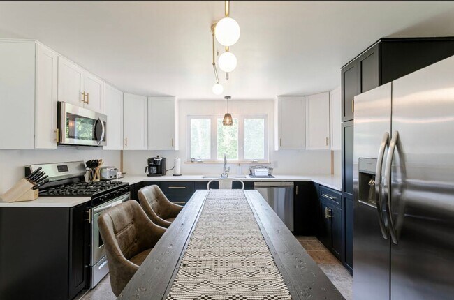 Foto del edificio - Fully Furnished 4 Bed 2 Full Bath Home Ful...