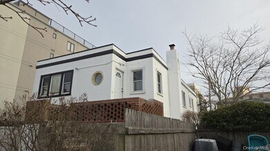 Building Photo - 840 E Broadway