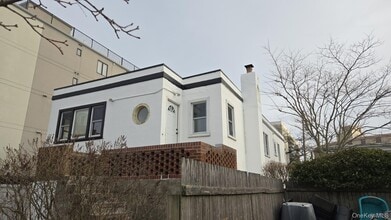 Building Photo - 840 E Broadway