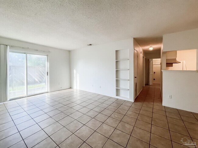 Building Photo - 320 N Crow Rd