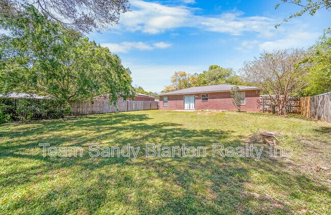 Foto del edificio - 5899 Gillum Rd