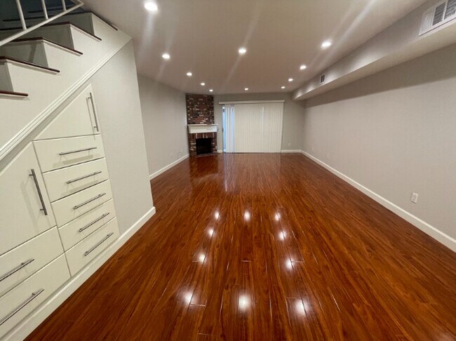 Building Photo - 525 E Verdugo Ave
