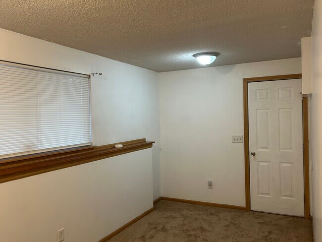 Building Photo - 707 Riess Ln