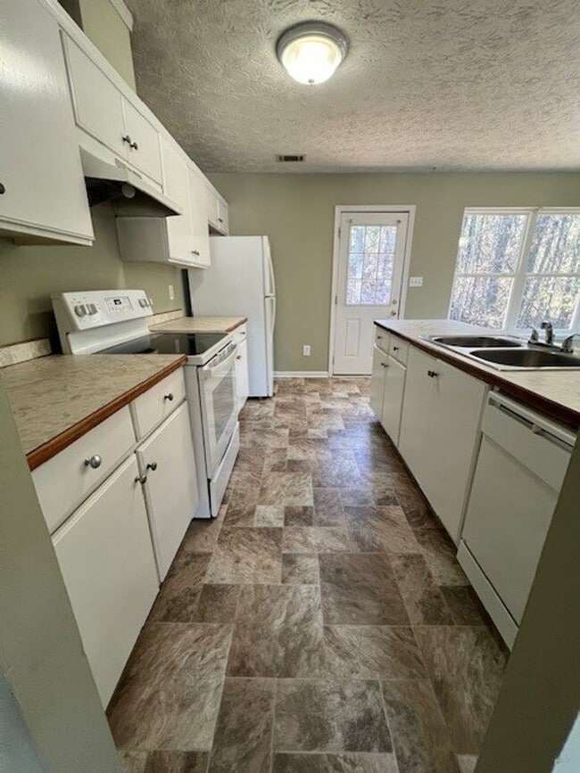 Building Photo - 4 Bedroom, 2 Bath Home