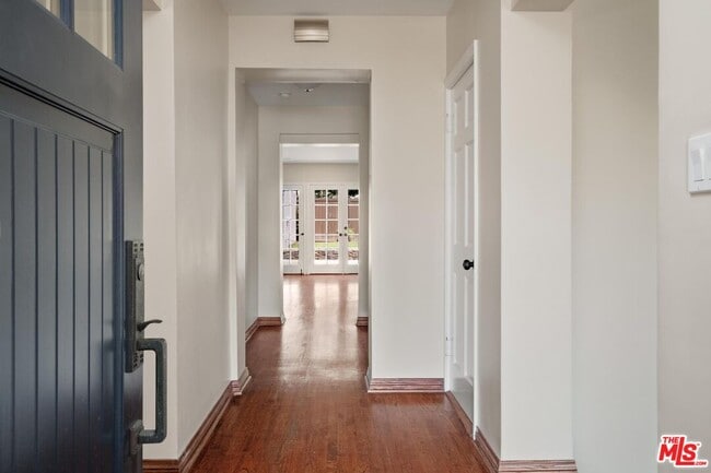 Foto del edificio - 10707 Wellworth Ave