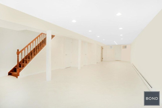 Building Photo - 6075 Putnam Ave