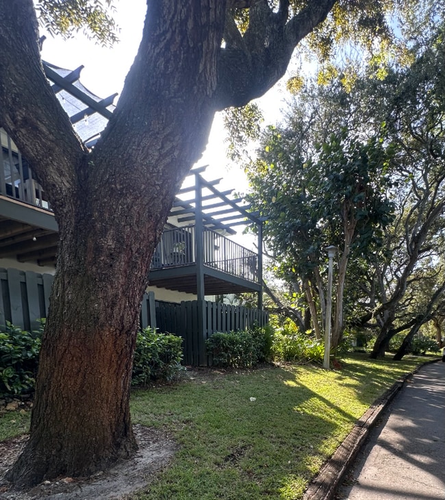 Foto del edificio - 2691 Albatross Rd N