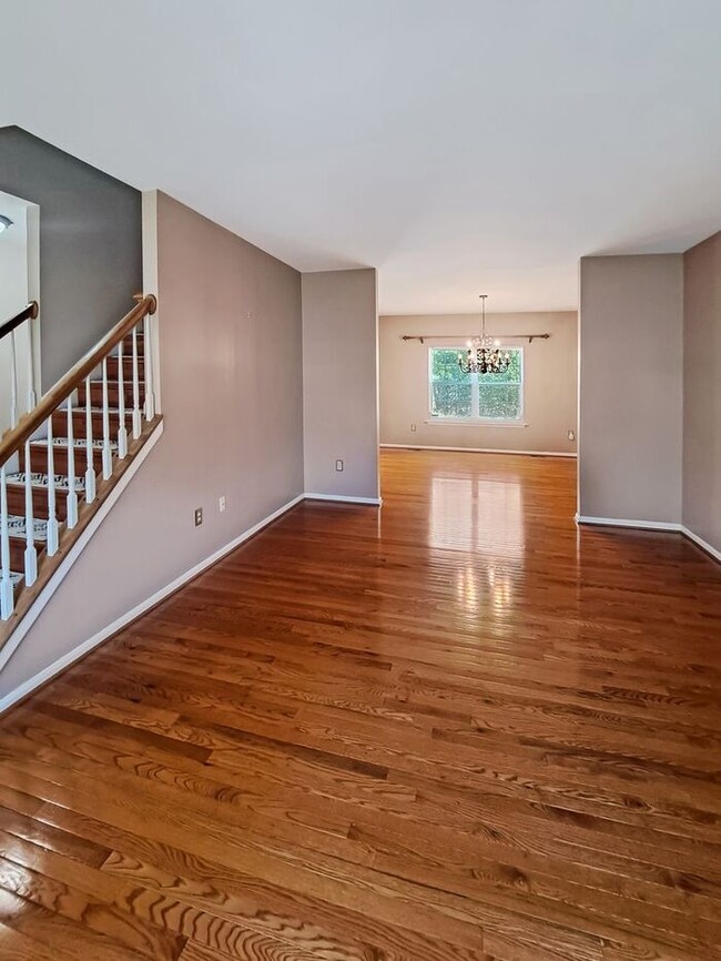 Building Photo - Lovely 3/Bedroom, 3 Bath SFH, Hardwood Flo...