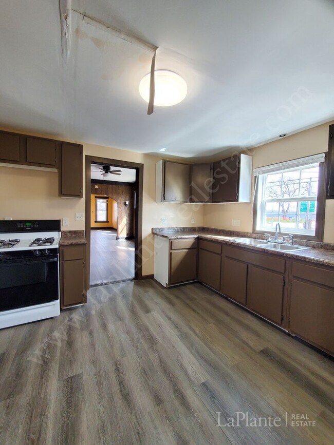 Building Photo - Welcome to this charming 3-bedroom, 1-bath...