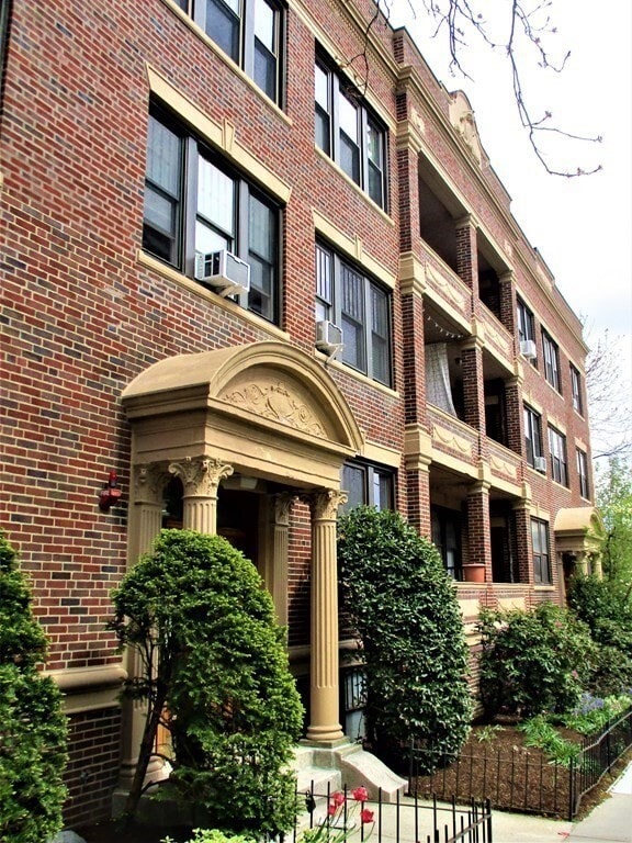 Building Photo - 153 Strathmore Rd