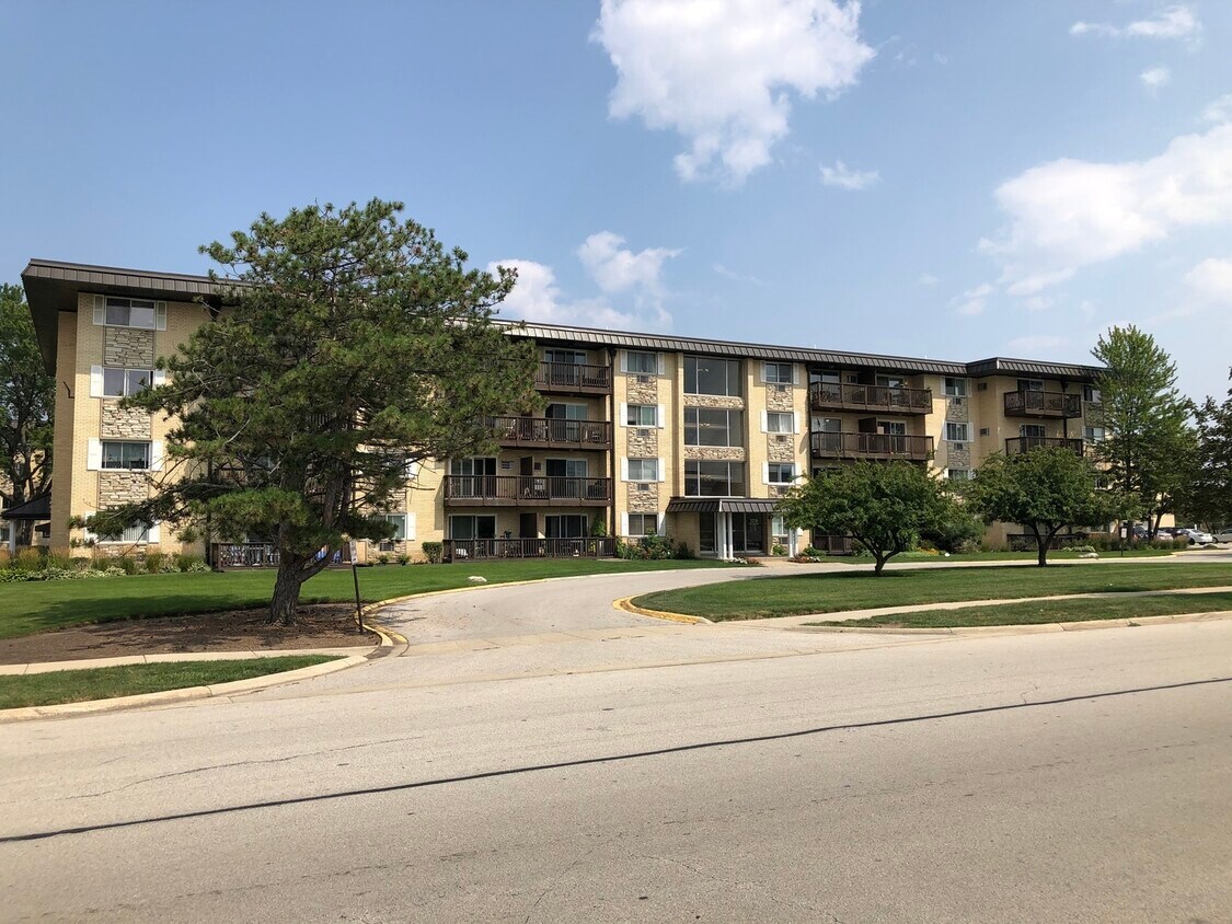 Foto principal - 2218 S Goebbert Rd